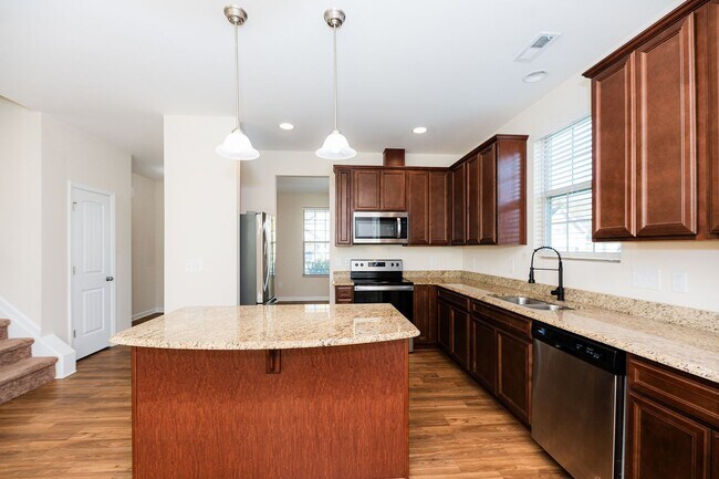 Foto del edificio - Spacious 5 Bedroom, 3 bath home in Greensb...