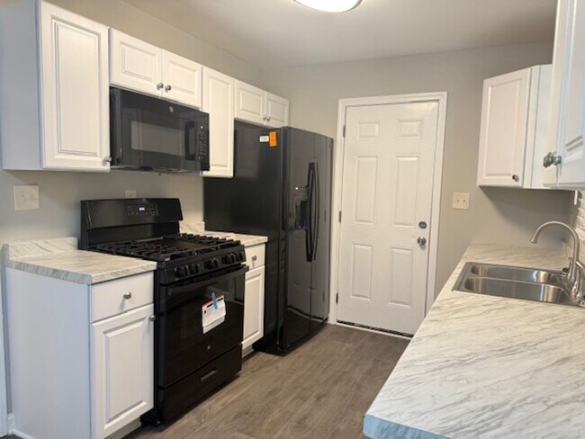 Building Photo - Newly Renovated 3 Bedroom / 1 Bath Ranch w...
