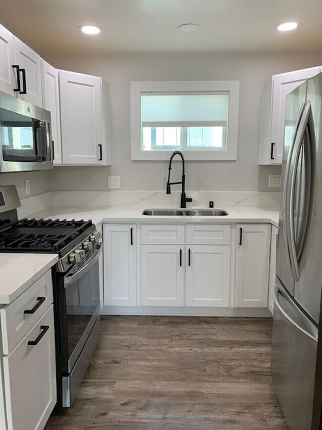 Building Photo - Silverstrand | Oxnard | Newly Renovated 2 Bed + 2 Bath | Office Space!