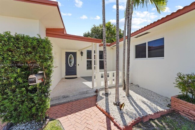 Foto del edificio - 8927 Carlyle Ave