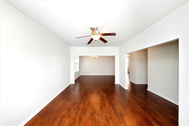 Building Photo - 541 Tulip Ln