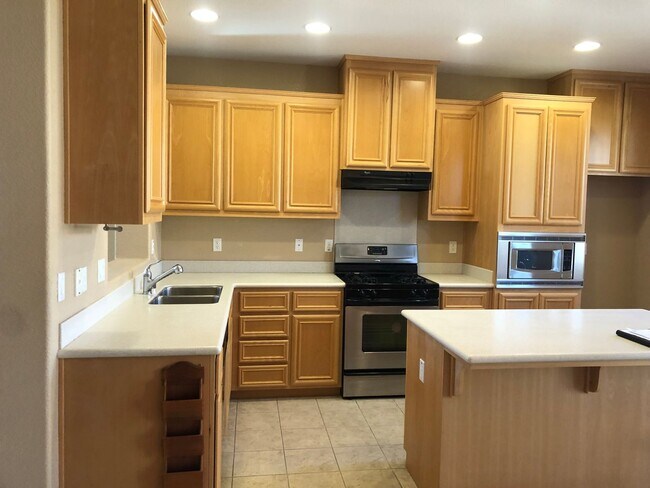 Building Photo - 2 Bedroom 2 Bath Home in Eskaton 55+ Commu...