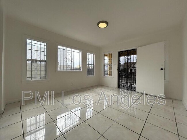 Building Photo - 443 W 99th St