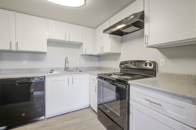 2BR, 1.5BA - 1,010SF - Kitchen - Majestic Bay