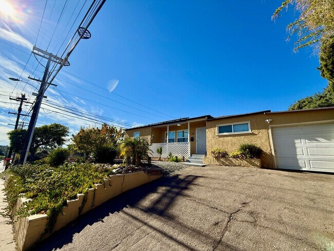 Foto del edificio - 3 Bedroom 1 bath single story home with solar!
