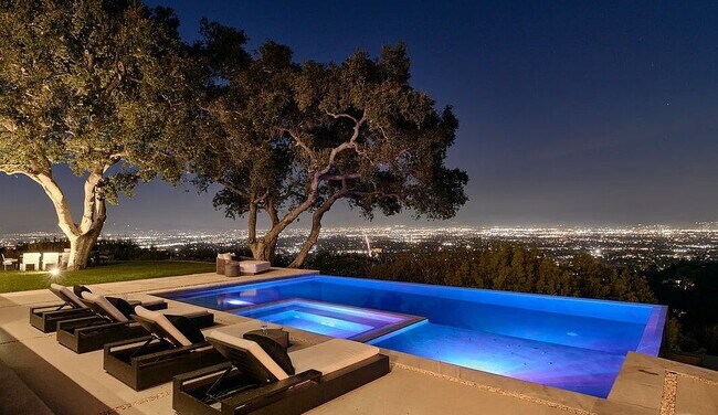 Foto del edificio - 13331 Mulholland Dr