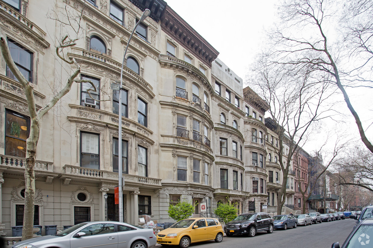 Building Photo - 18 W 76th St