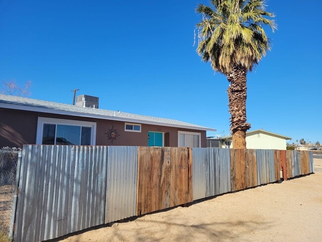Foto del edificio - 6356 Desert Queen Ave