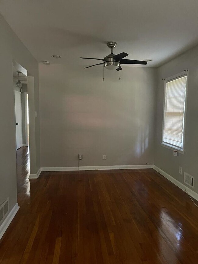Foto del edificio - Charming 3-Bedroom Home with Ample Space -...