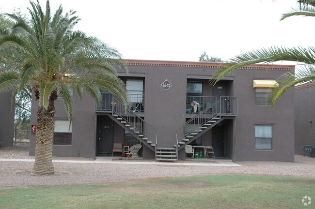 Foto del edificio - 1225-1231 E Milton Rd