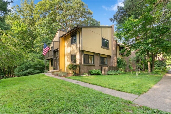 Building Photo - "Luxurious Reston Retreat: Spacious 2400 S...