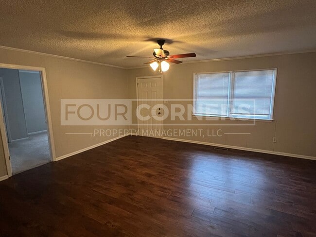 Building Photo - Lovely 2 Bedroom 1 Bath Home