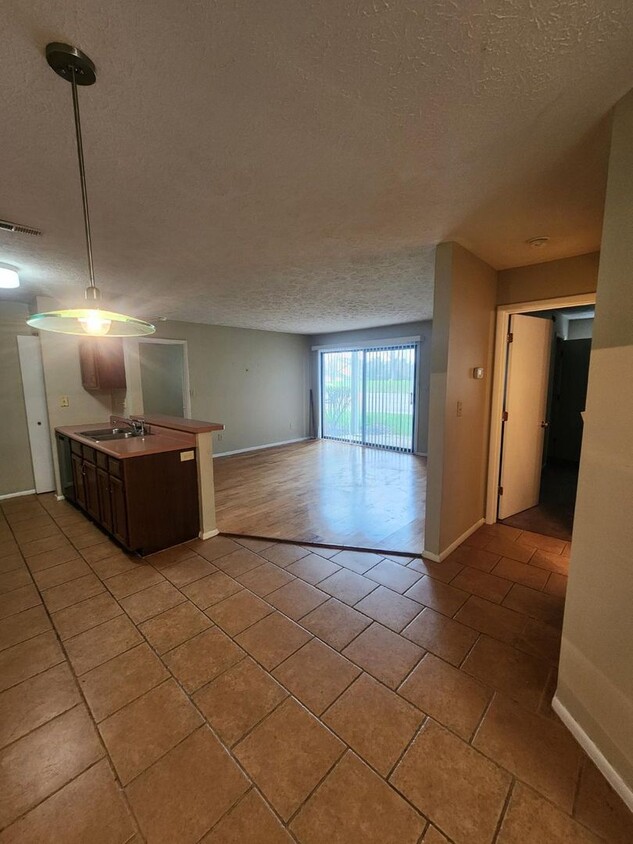 Foto principal - Two Bedroom Condo SECTION 8 WELCOME Near W...