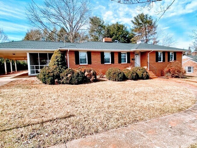 Building Photo - Great 4 Bedroom House
