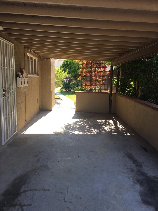 Cochera con entrada larga - 3731 Lewis Ave