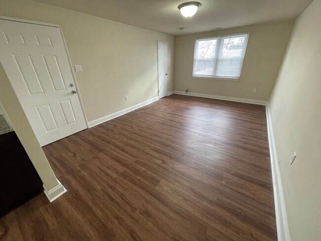 Foto del edificio - NEWLY RENOVATED 1 BEDROOM 1 BATHROOM APART...