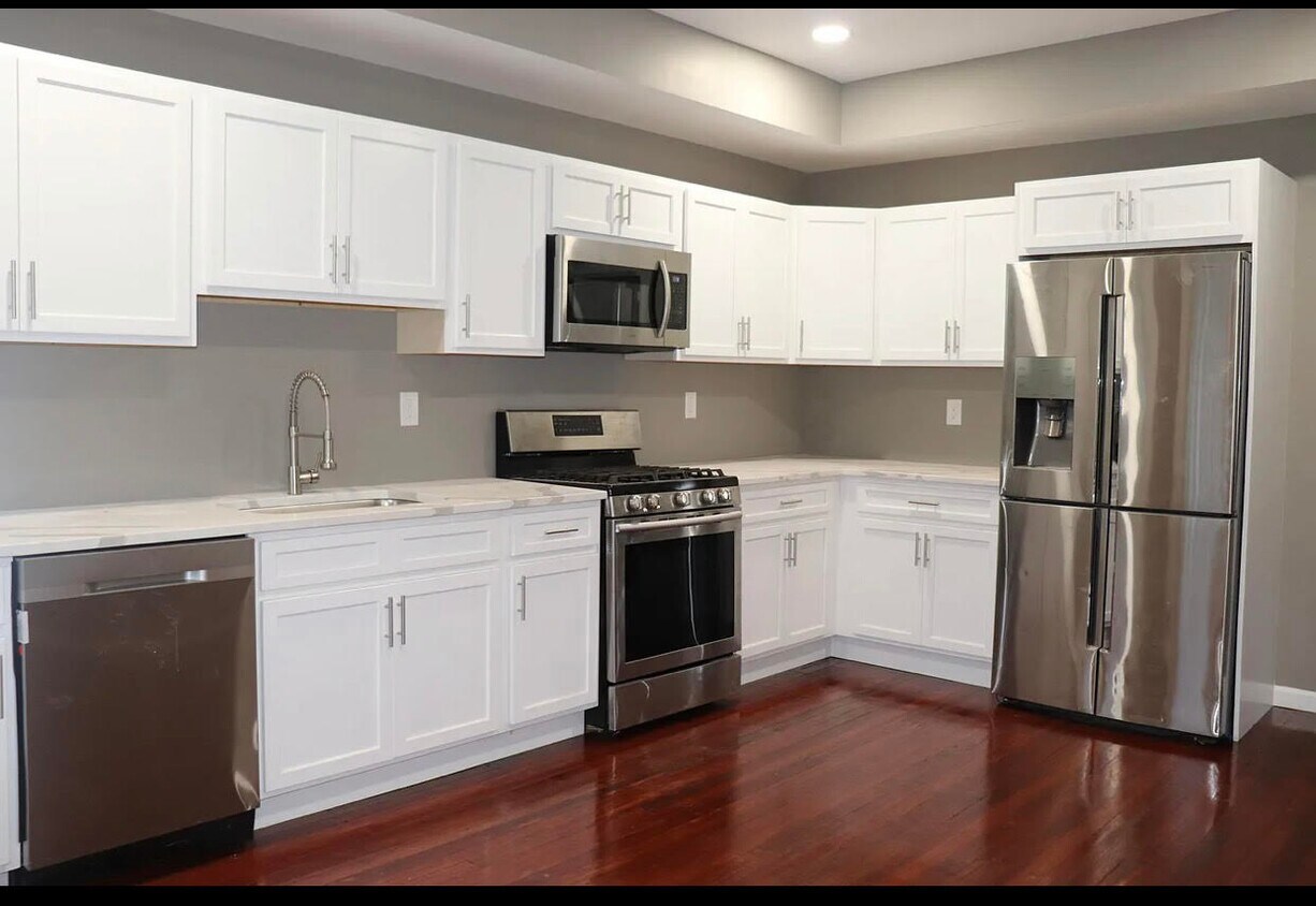 Kitchen - 618 Hawley Ave