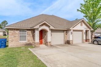 Building Photo - 2755 Oakview Rd