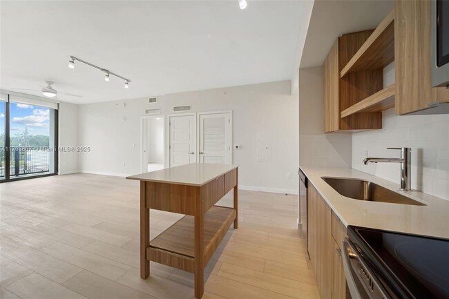 Foto del edificio - 555 NE 8th St