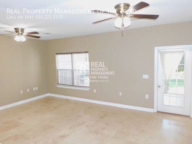 Building Photo - Spacious 3 BR / 2.5 BA Town Home Near Brya...
