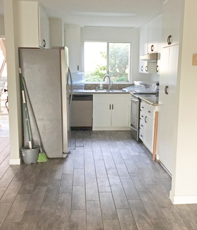 Stainless Steel Appliances - 1011 La Ventana Ct