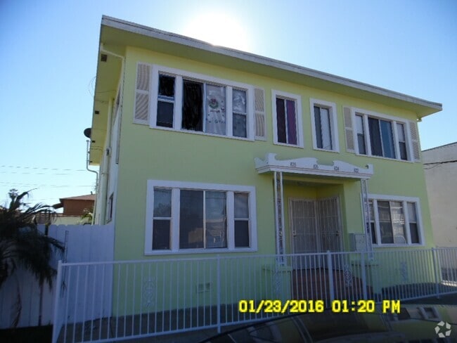 Building Photo - 826 E 10th St