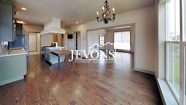 Building Photo - Spacious 4-bedroom home with fully equippe...