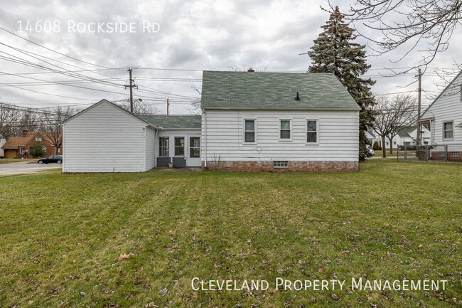 Building Photo - Lovely Maple Heights Bungalow