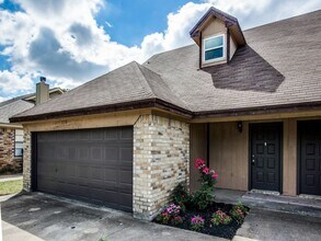 Building Photo - 7716-7718 Sable Ln
