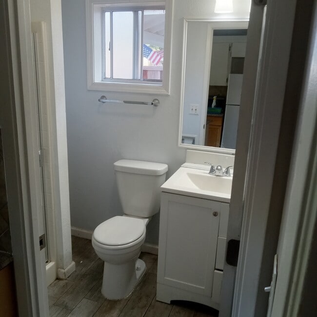 BAÑO - 5821 Chesbro Ave