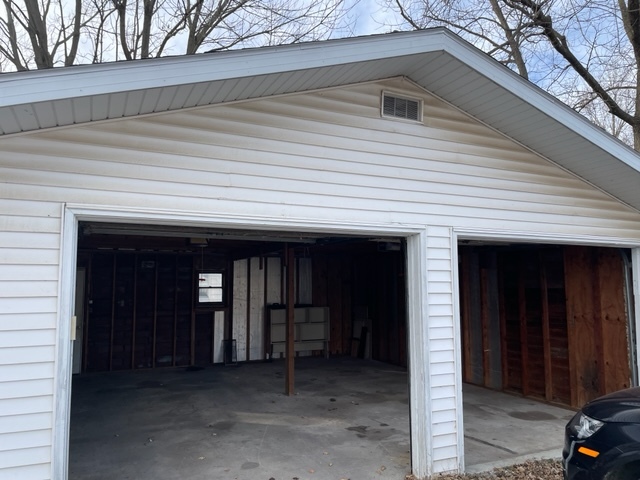 Garage - 505 S Plum St