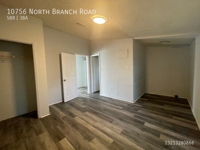 Building Photo - Very Spacious 5/3 Mobile Home