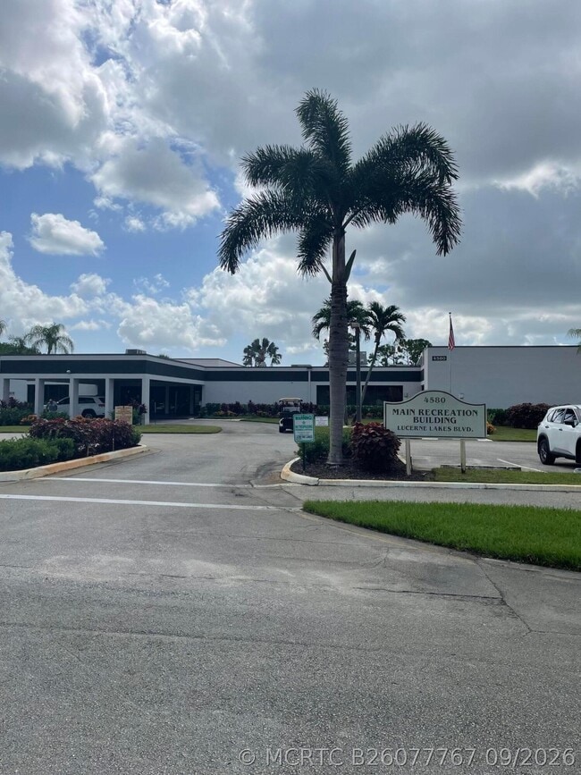 Foto del edificio - 4575 Lucerne Lakes Blvd W