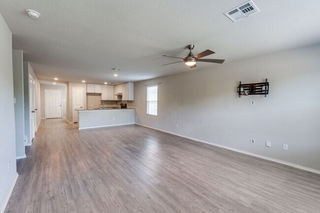 Building Photo - Beautiful 4- Bedroom Two Story w/Open Floo...