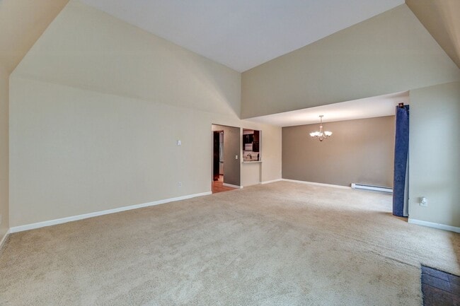 Building Photo - Cozy Condo, Smack-dab in the Middle of Bellevue