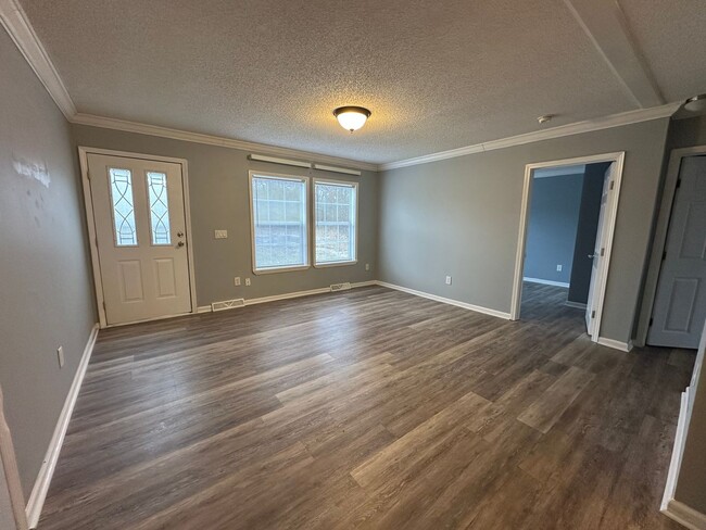 Building Photo - Three bed, two full bath! Single level in ...