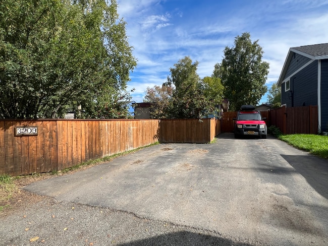 Building Photo - 3209 Lois Dr