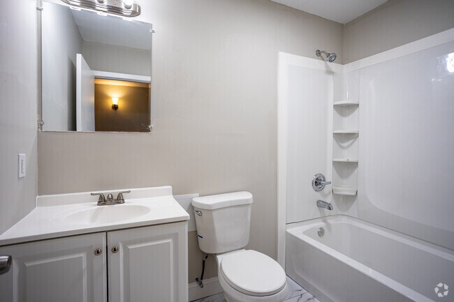 2 habitaciones, 1 baño - 1000 pies cuadrados - Baño - Creek Ridge Apartments
