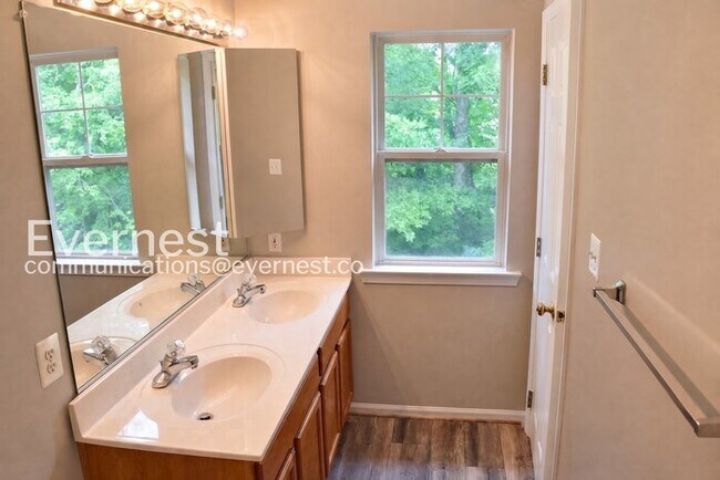 Foto del edificio - 3 Bed, 2.5 Bath Townhome with Modern Amenities / Available Soon!