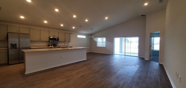 Foto del edificio - LIKE NEW, 2YRS OLD!!! 4-Bedroom, 2-Bathroo...