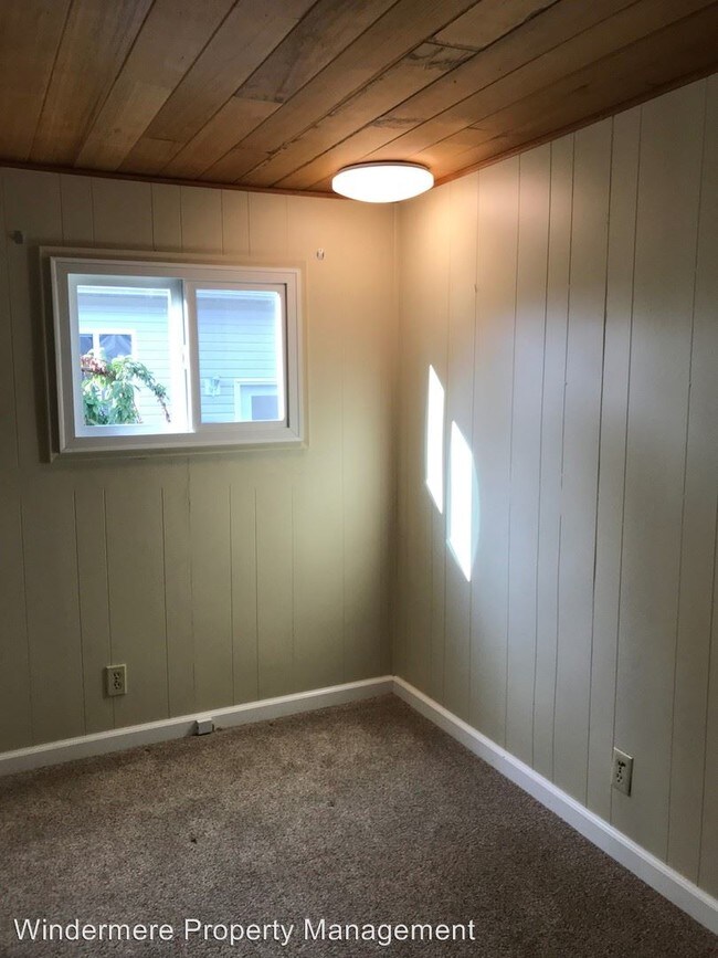 Building Photo - 921 Autumn Ln