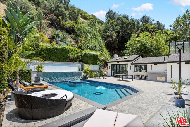 Foto del edificio - 1750 N Beverly Glen Blvd