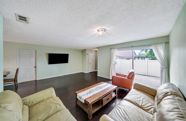 Building Photo - 509 D St