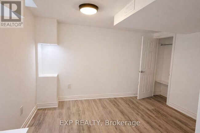 Photo du bâtiment - 135 Warren Bradley St