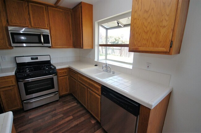 Building Photo - 4 Bedroom San Marcos Home