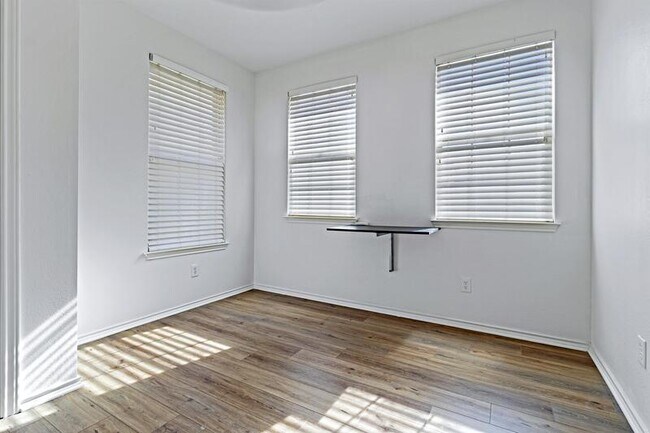 Foto del edificio - 1114 Cedar Elm Ln