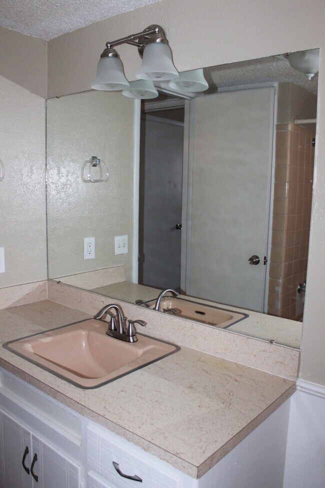 Foto del edificio - Tinker Close! **$175 OFF 1st MONTH'S RENT