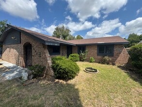 Building Photo - 5607 NW Beechwood Dr