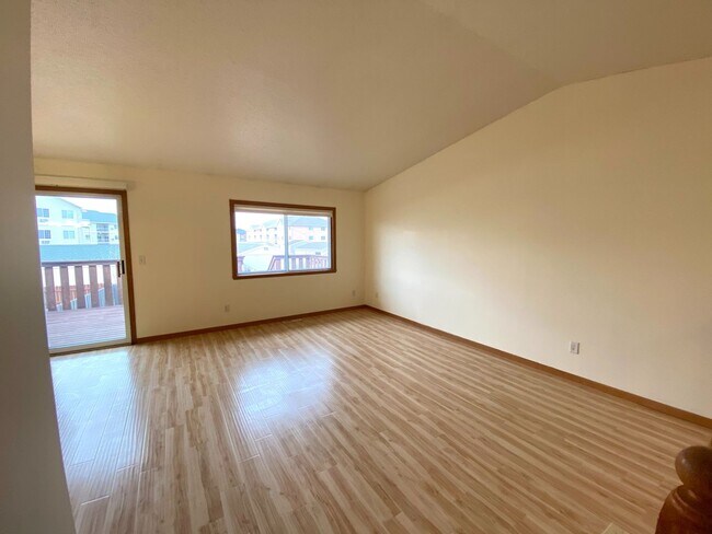 Building Photo - 3 bed Twinhome!!