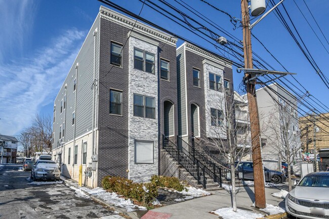 Building Photo - 197 Garfield Ave